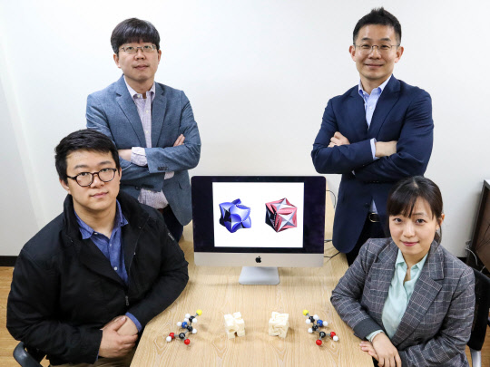 서울대학교는 재료공학부 (남기태 교수), 포항공과대학교 (노준석 교수, 김욱성 교수), LG디스플레이 연구소(장기석 책임)로 구성된 공동연구팀이 펩타이드를 이용해 생체분자만의 고유 기하구조로 여겨졌던 거울상 대칭구조를 금 나노 입자에서 세계 최초로 구현했다고 19일 밝혔다. 연구팀. 서울대 제공